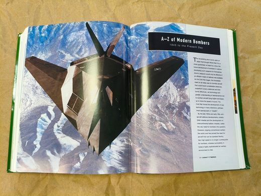 Книга "The Complete Guide to Fighters and Bombers of the World" by Francis Crosby (англійською мовою)