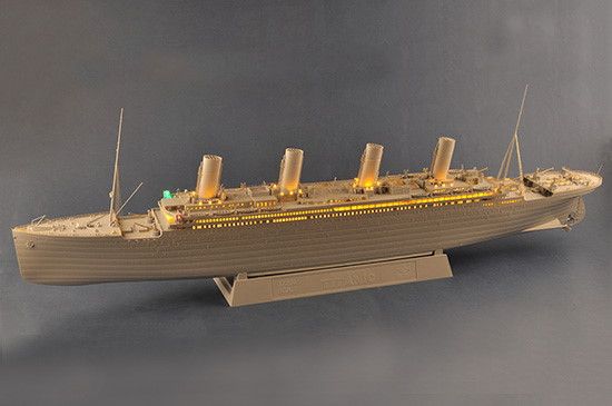 1/200 Пассажирский лайнер Titanic, набор с комплектом LED-освещения (Trumpeter 03719), сборная модель