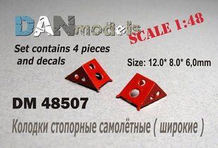 1/48 Колодки стопорные самолетные №5, 4 штуки, сборные металлические + декаль с номерами (DANmodels DM 48507)