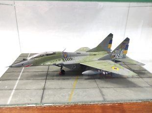 1/72 МіГ-29УБ навчально-бойовий винищувач, готова модель на підставці та в боксі