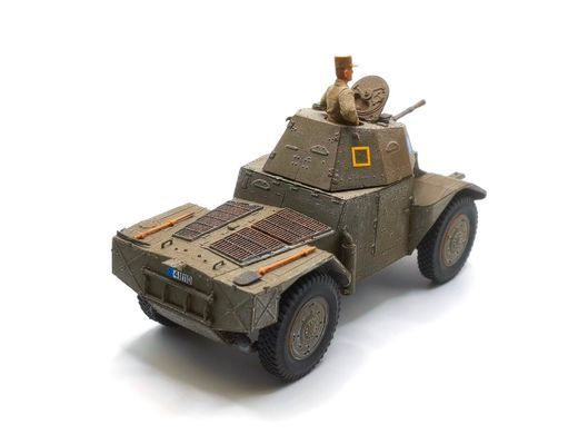 1/35 Бронеавтомобіль AMD-35 Panhard 178 з фігурою командира, готова модель авторської роботи