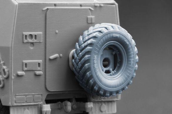 1/72 Колеса для ГАЗ Тигр під навантаженням, 5 штук та два варіанти ковпаків, 3D-друк (ScaleX WM72009s)