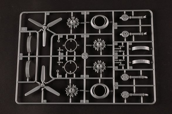 1/48 Бомбардувальник B-24J Liberator, модель з інтер'єром (Hobbyboss 81774), збірна модель