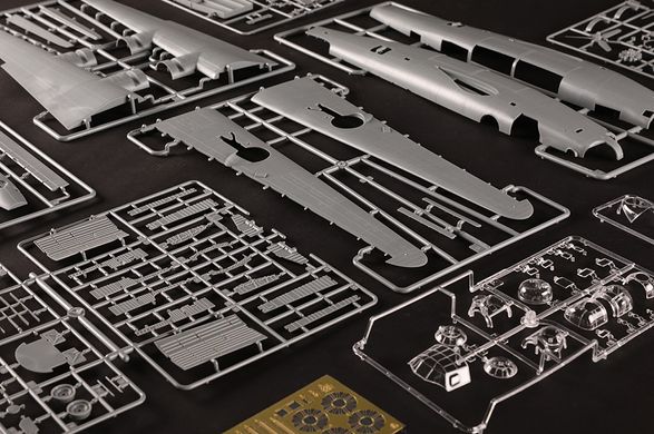 1/48 Бомбардировщик B-24J Liberator, модель с интерьером (Hobbyboss 81774), сборная модель