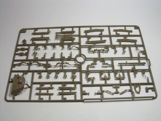1/35 Jeep Willys MB с 6-фунтовой ПТ пушкой + фигурки экипажа (Bronco Models CB-35170) сборная модель