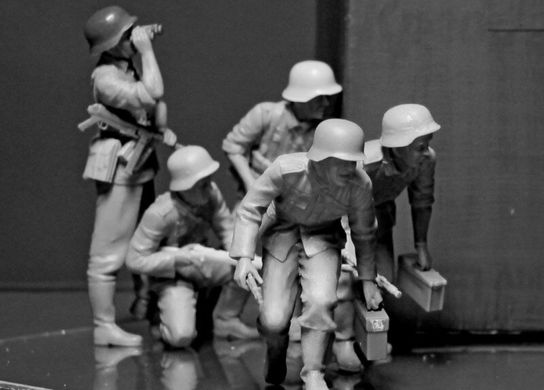 1/35 Германская пехота раннего периода Второй мировой войны (Master Box 35177) ПЯТЬ фигур + вооружение и амуниция