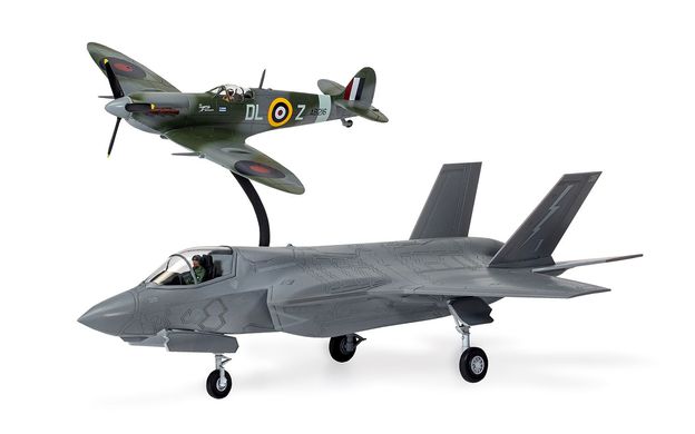 1/72 Самолеты Spitfire Mk.Vc и F-35B Lightning II, серия Then and Now, с клеем и красками (Airfix A50190), сборные модели