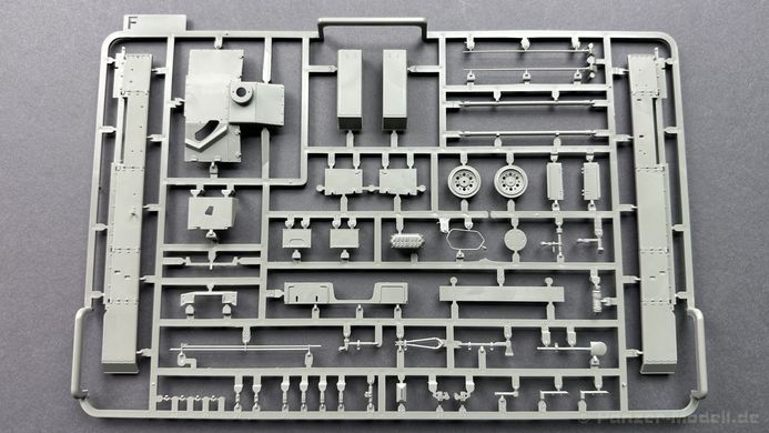 1/35 САУ StuG.III Ausf.F поздней версии с пушкой 7.5cm L/48, в комплекте металлический ствол (Takom 8015), сборная модель