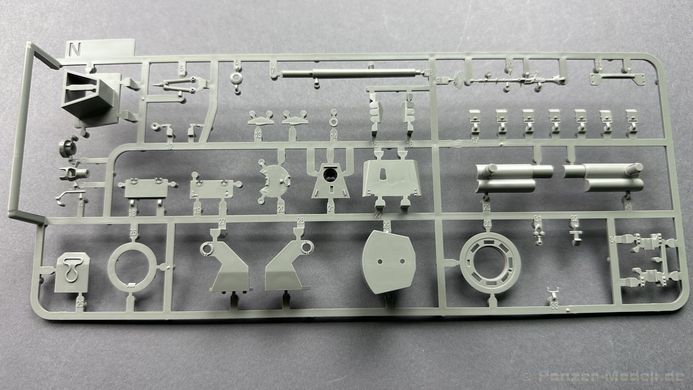 1/35 САУ StuG.III Ausf.F поздней версии с пушкой 7.5cm L/48, в комплекте металлический ствол (Takom 8015), сборная модель