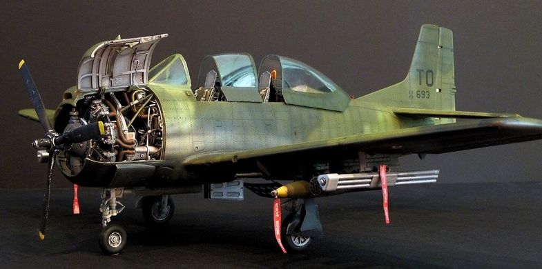 1/32 North American T-28B/D Trojan учебно-боевой самолет (Kitty Hawk 32014) сборная модель