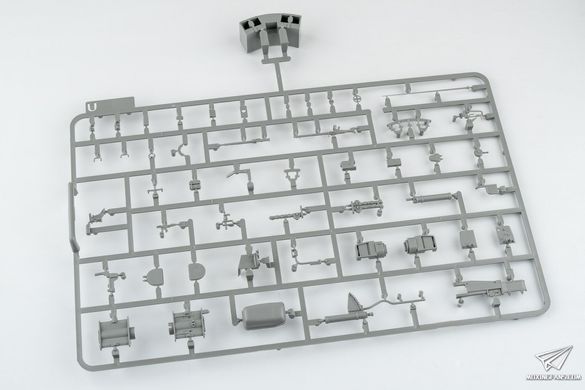 1/35 Танк&nbsp;Pz.Kpfw.VI Ausf.E Tiger I поздней модификации с циммеритом, командирская версия (Takom 2199), сборная модель