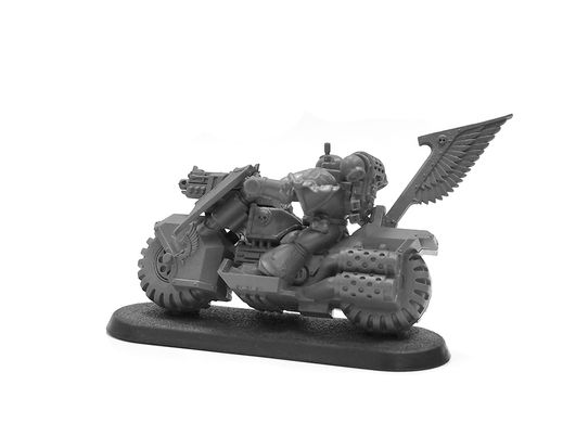 Мотоцикліст Ravenwing Bike Squadron, озброєний спареними болтганами та плазма-пістолетом, мініатюра Warhammer 40k (Games Workshop), пластикова