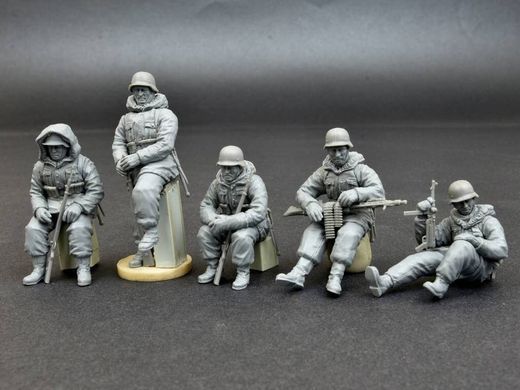 1/35 Немецкие солдаты дивизии Totenkopf, Харьков 1943 год, 5 фигур, сборные пластиковые (MiniArt 35075)