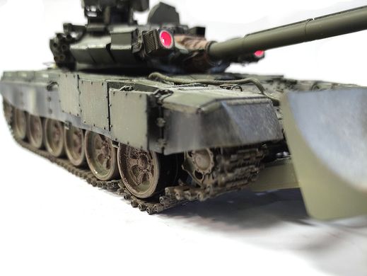 1/35 Танк Т-90 с отвалом ТБС-86, модель с LED-подсветкой комплекса ОЭП "Штора", готовая модель, авторская работа