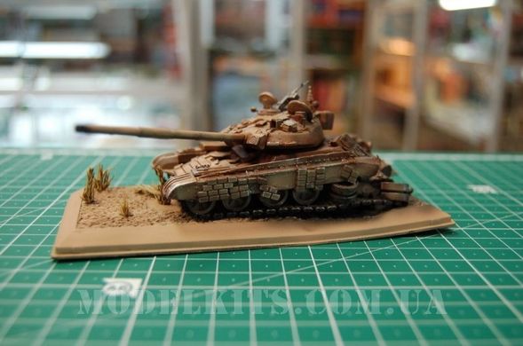 1/72 Підбитий танк Т-90, на підставці (авторська робота), готова модель