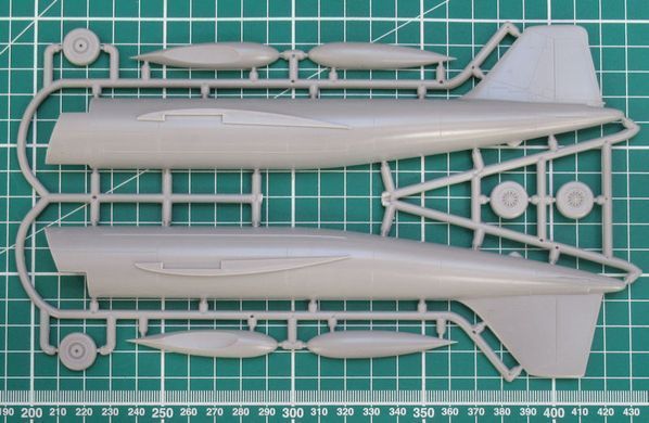 1/72&nbsp;Canberra T.Mk.17 британський літак радіоелектронної боротьби (MikroMir 72-013), збірна модель