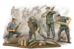 1/35 Немецкие артиллеристы, заряжающие, 4 фигуры (Trumpeter 00426)