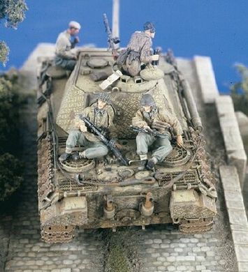 1:35 German Tankriders (2 Figures)