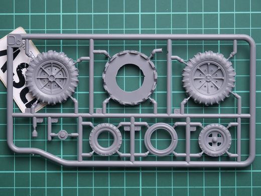 1/35 Універсальний трактор Fordson N зразка 1939 року (MiniArt 38098), збірна модель
