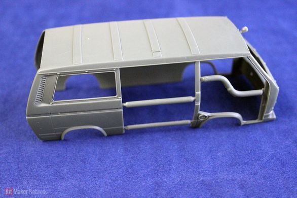 1/35 Volkswagen T3 Transporter мікроавтобус з фігуркою військового (Takom 2013), збірна модель