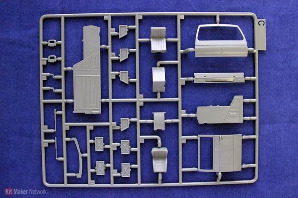 1/35 Volkswagen T3 Transporter мікроавтобус з фігуркою військового (Takom 2013), збірна модель