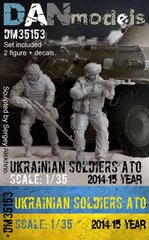 1/35 Українські солдати, АТО 2014-15 років, 2 збірні смоляні фігури + декаль з шевронами (DANmodels DM35153)
