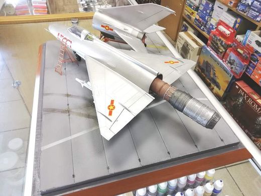 1/32 Винищувач МіГ-21Ф-13, модель зі з'ємним хвостом (авторська робота), готова модель