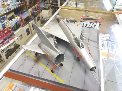 1/32 Винищувач МіГ-21Ф-13, модель зі з'ємним хвостом (авторська робота), готова модель