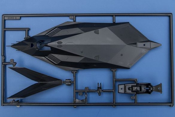 1/72&nbsp;Lockheed F-117A Nighthawk американський стелс-винищувач (Revell 03899), збірна модель
