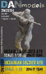 1/35 Украинский солдат, АТО 2014-17 годов, сборная смоляная фигура + декаль с шевронами (DANmodels DM 35154)