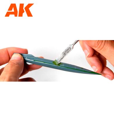 Дрібнозерниста модельна зелена шпатлівка, в тюбику 20 мл (AK Interactive AK9329 Modeling Green Putty)