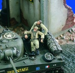 1/35 The Rescue, американские танкисты Второй мировой, 2 фигуры (Verlinden 1813) сборные смоляные (без коробки)