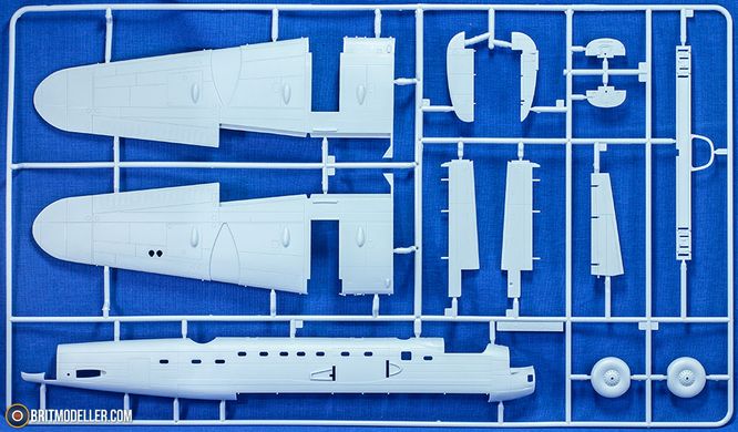 1/72 Набор "Battle of Britain Memorial Flight": Avro Lancaster B Mk.III, Spitfire Mk.IIa, Spitfire PR Mk.XIX, клей и краски (Airfix A50182), сборные модели