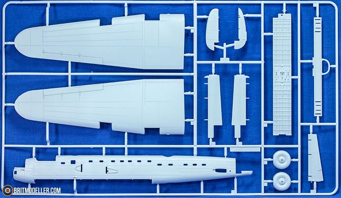 1/72 Набор "Battle of Britain Memorial Flight": Avro Lancaster B Mk.III, Spitfire Mk.IIa, Spitfire PR Mk.XIX, клей и краски (Airfix A50182), сборные модели