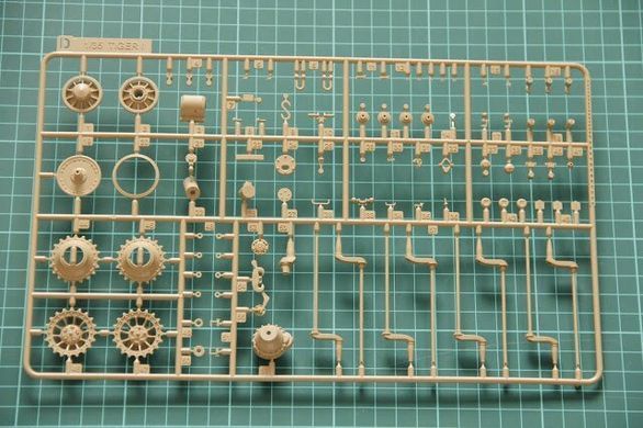 1/35 Pz.Kpfw.VI Ausf.E Tiger I Gruppe "Fehrmann", April 1945, Nothern Germany (Rye Field Model RFM RM5005) збірна модель