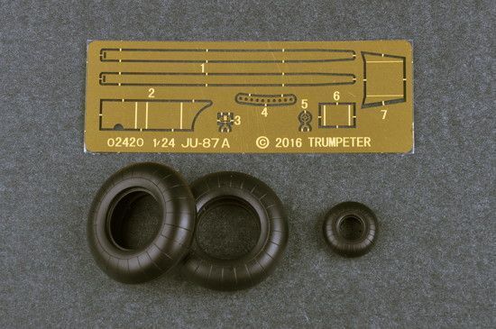 1/24 Junkers Ju-87A Stuka германский пикирующий бомбардировщик (Trumpeter 02420), сборная модель