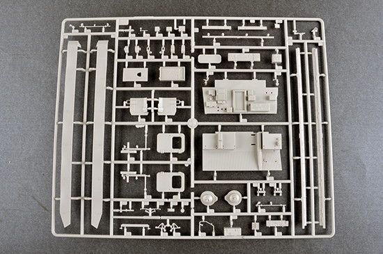 1/35 Пуско-заряжательная установка 9А85 из состава ракетного комплекса С-300В (Trumpeter 09521), сборная модель