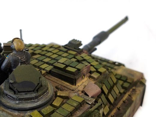 1/35 Танк M1A2 Abrams із ДЗ "Контакт" Збройних Сил України з фігурами, готова модель