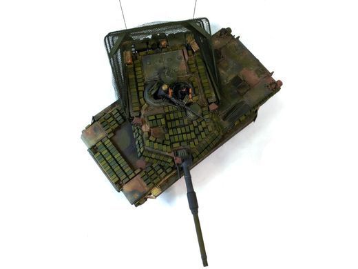 1/35 Танк M1A2 Abrams із ДЗ "Контакт" Збройних Сил України з фігурами, готова модель