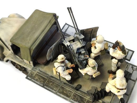 1/35 Зенітна самохідна установка із Flak-38 на базі Sd.Kfz.7 з фігурами розрахунку, готова модель авторської роботи
