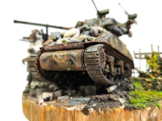 1/35 Диорама боя с танком M4A3 Sherman и фигурами солдат, готовая авторская работа