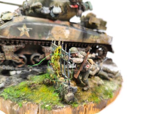 1/35 Диорама боя с танком M4A3 Sherman и фигурами солдат, готовая авторская работа