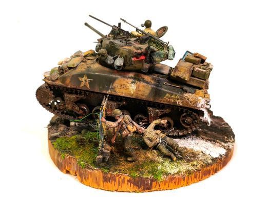 1/35 Диорама боя с танком M4A3 Sherman и фигурами солдат, готовая авторская работа
