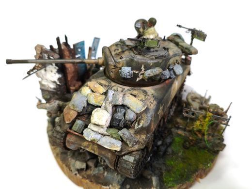 1/35 Диорама боя с танком M4A3 Sherman и фигурами солдат, готовая авторская работа