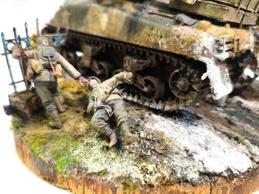 1/35 Диорама боя с танком M4A3 Sherman и фигурами солдат, готовая авторская работа