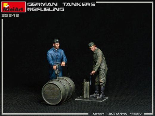 1/35 Німецькі танкісти заправляють танк, 2 фігури та аксесуари, збірні пластикові (Miniart 35348)