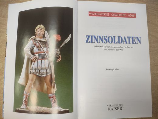 Книга "Zinnsoldaten: Lebensnahe Darstellungen grosser Feldherren und Soldaten der Welt" Piersergio Allevi (німецькою мовою)