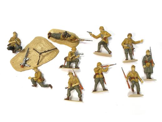 1/35 Солдати німецького Африканського корпусу, Друга світова, 10 цільнолитих фігур (Revell 02609), частково пофарбовані
