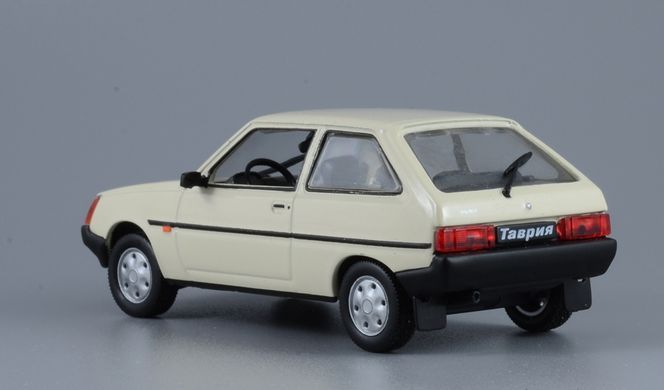 1/43 Автомобиль ЗАЗ-1102 Таврия, серия "Автолегенды СССР" №60 + журнал (DeAgostini)
