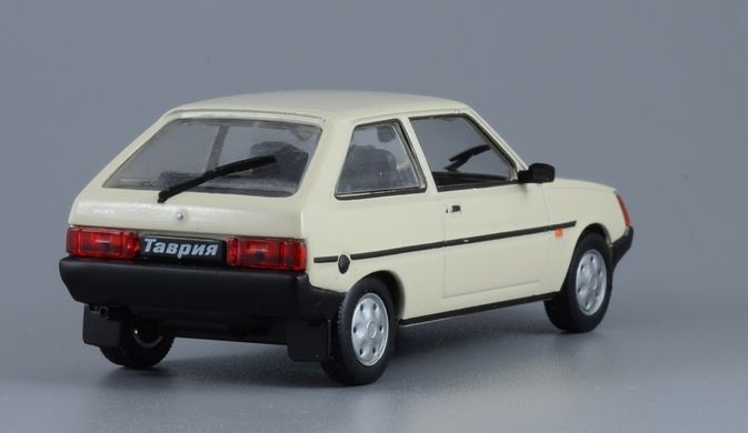 1/43 Автомобиль ЗАЗ-1102 Таврия, серия "Автолегенды СССР" №60 + журнал (DeAgostini)